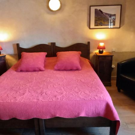 Des Lits Sur La Place Herepian Bagian luar foto