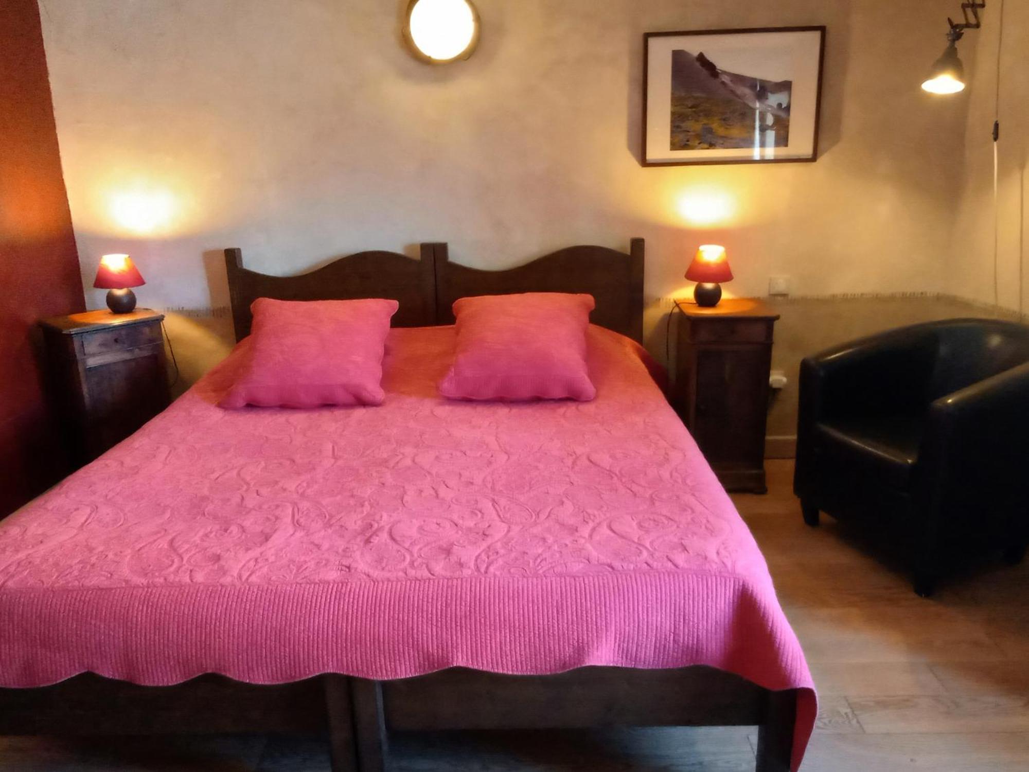 Des Lits Sur La Place Herepian Bagian luar foto