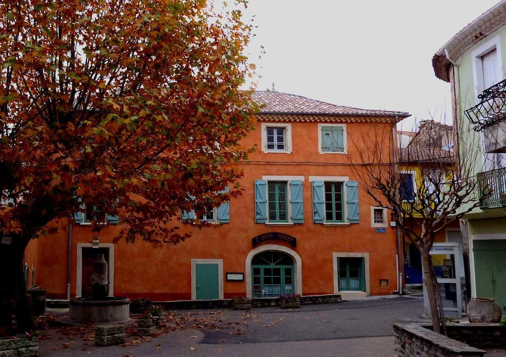 Des Lits Sur La Place Herepian Bagian luar foto